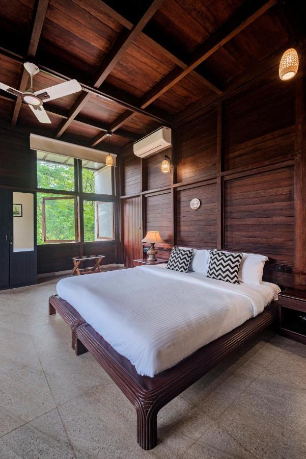 Saffronstays Boulevard Loghouse - A Wooden Chalet Amidst Nature Kārli المظهر الخارجي الصورة